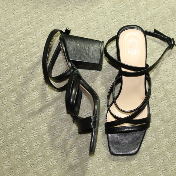Yoki Women's 8 Black Strappy Square Toe 3.5" Block Heel Shoes - Picture 1 of 6